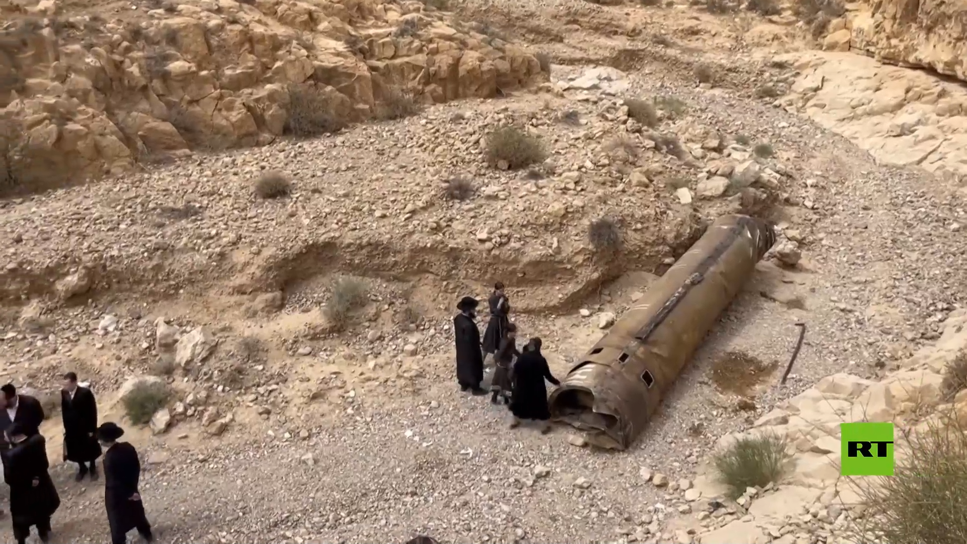 يهود متشددون يفحصون حطام صاروخ أرض-أرض إيراني