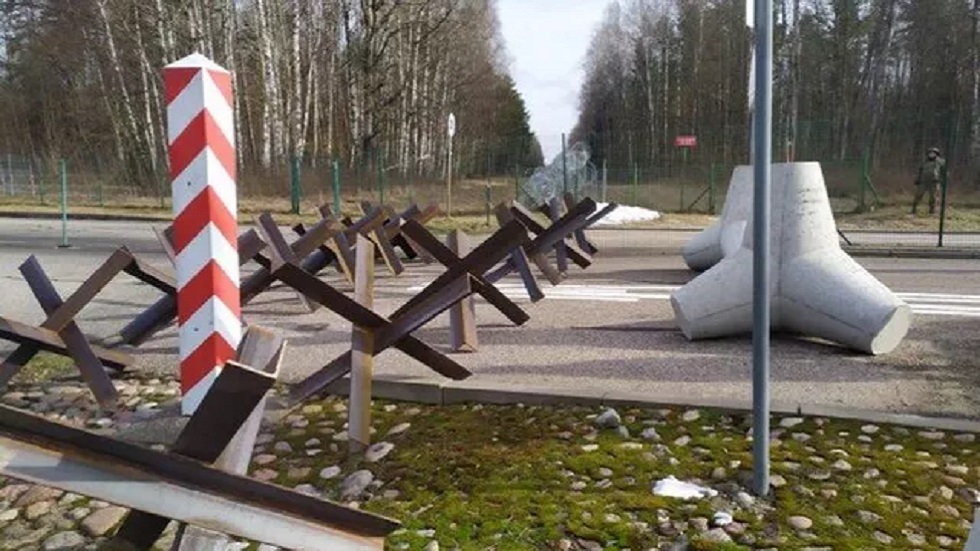 نائب وزير الدفاع البولندي سابقا يدعو إلى انشاء حقول ألغام على الحدود مع روسيا