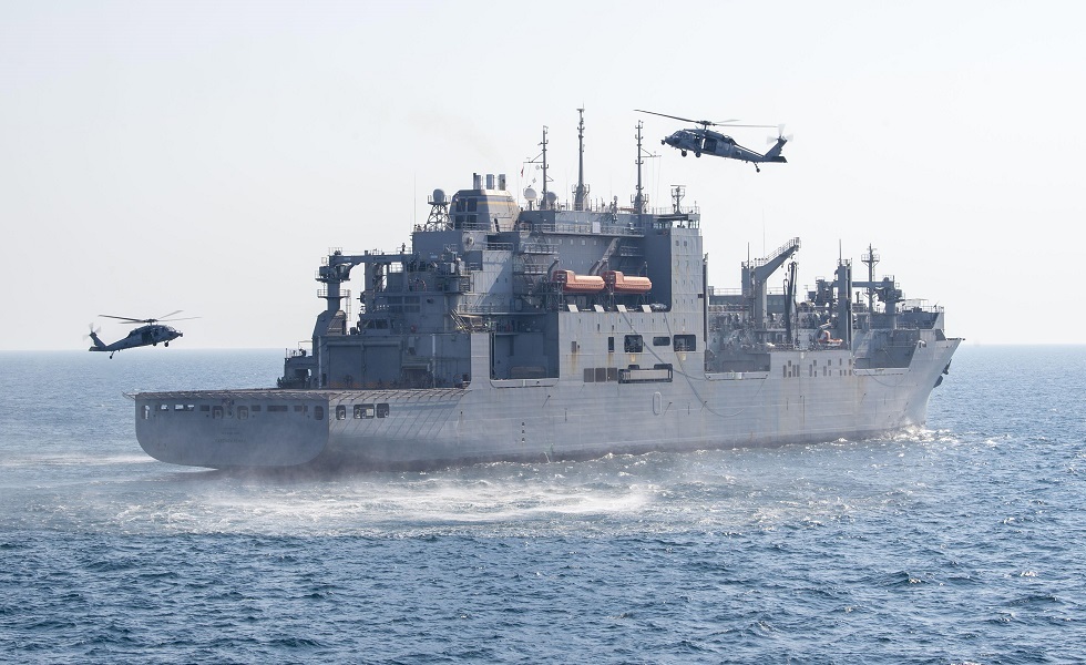 قوات من البحرية الامريكية مع مروحيات عسكرية