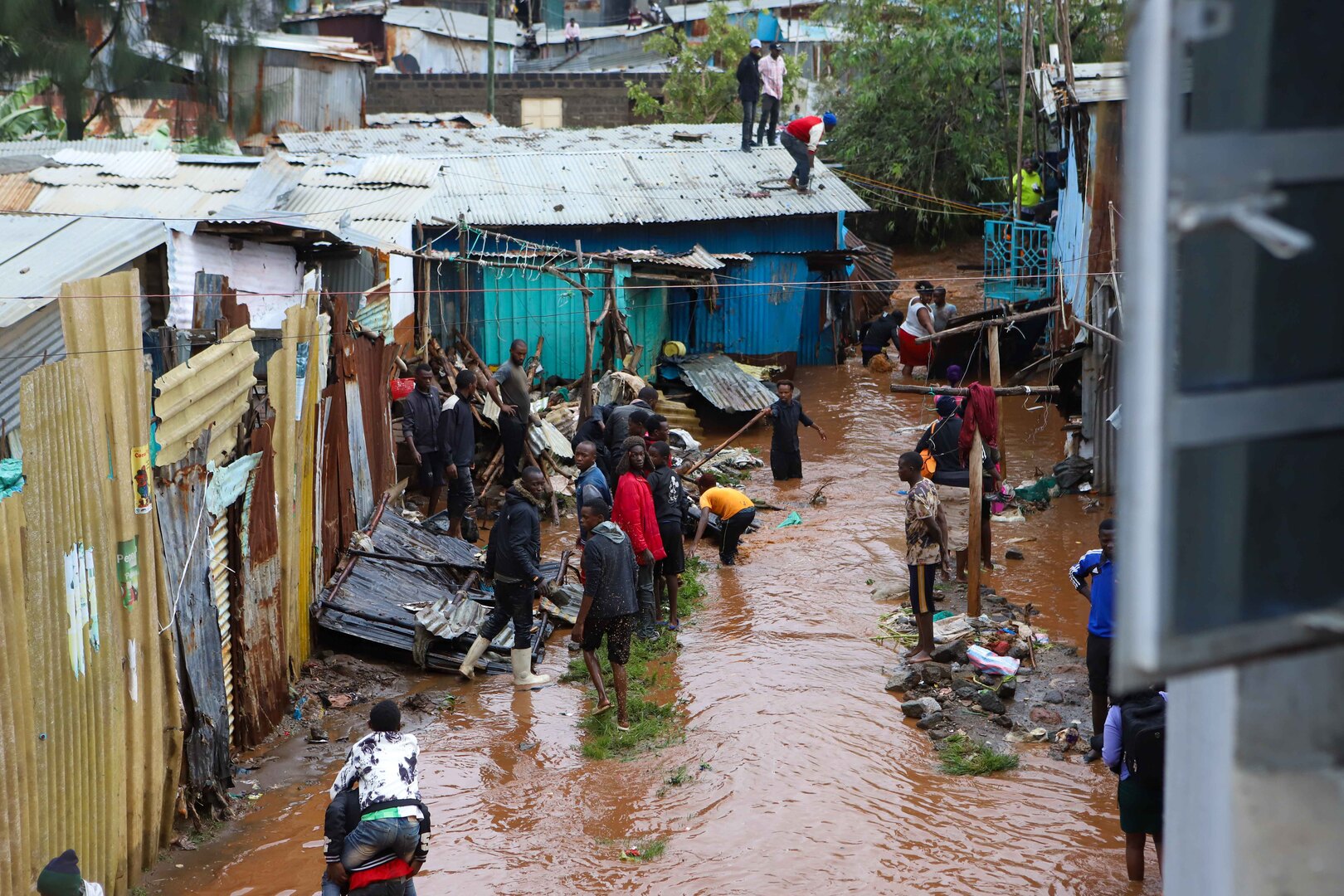 مصرع 42 شخصا بانهيار سد في كينيا (فيديو)