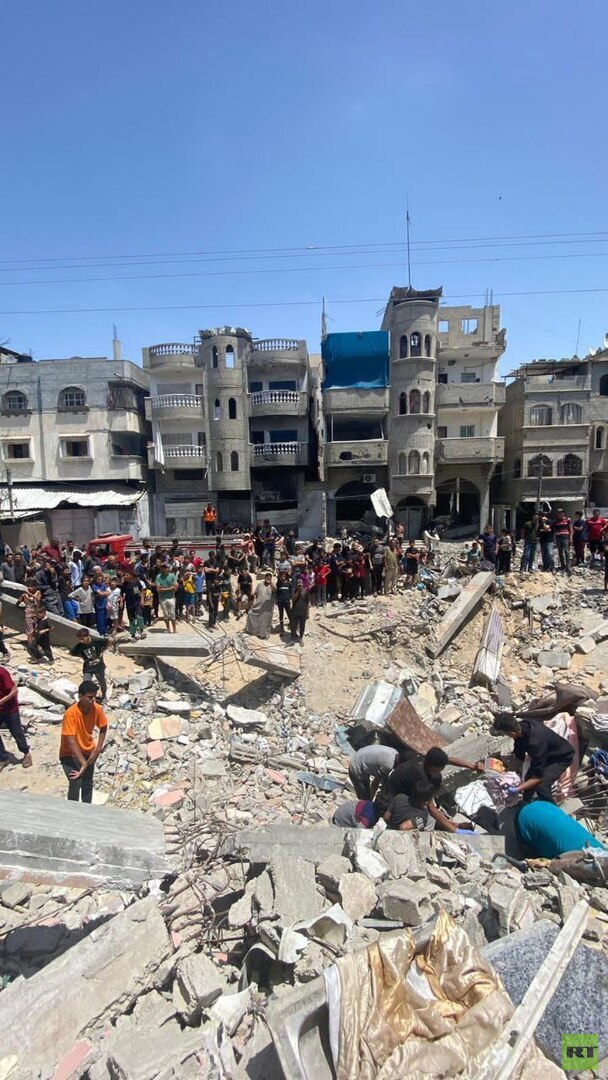 طواقم الدفاع المدني في غزة تنتشل عددا من الجثث بعد غارة إسرائيلية على منزل في رفح (صور)