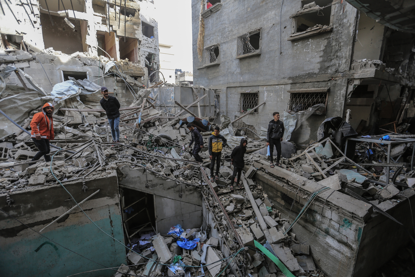 طواقم الدفاع المدني في غزة تنتشل عددا من الجثث بعد غارة إسرائيلية على منزل في رفح (صور)