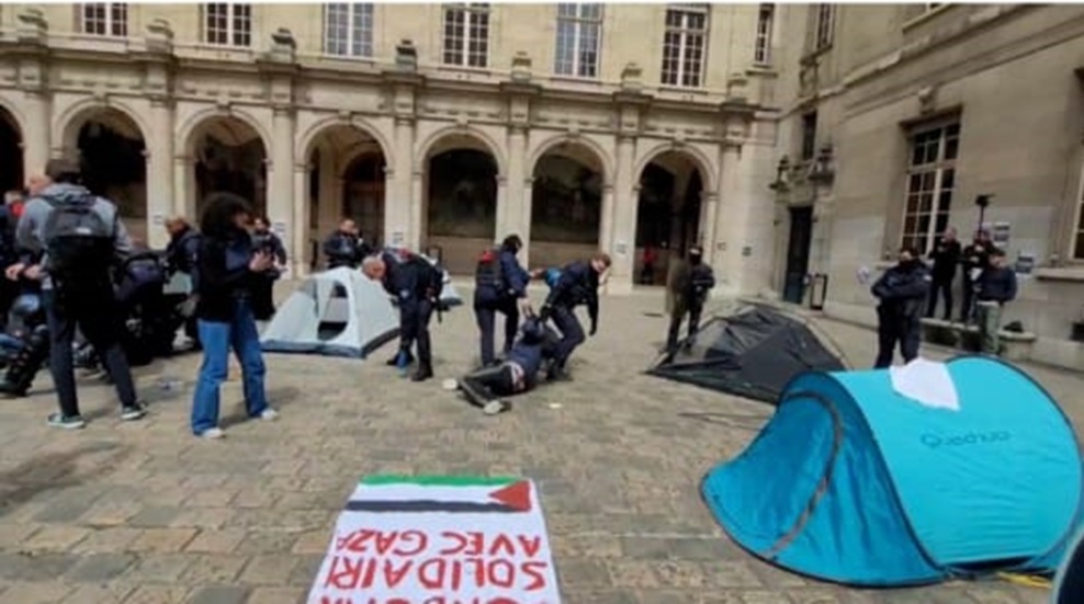 الشرطة الفرنسية تزيل مخيما طلابيا بالقوة في باحة جامعة السوربون داعما لفلسطين