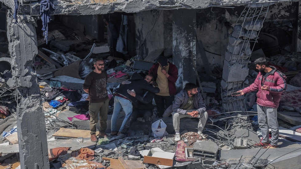 دمار عقب غارات إسرائيلية على مخيم النصيرات بوسط قطاع غزة