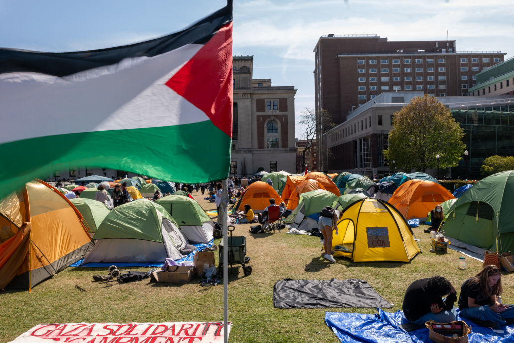 يواصل المؤيدون للفلسطينيين تنظيم مخيم احتجاجي في حرم جامعة كولومبيا في مدينة نيويورك.