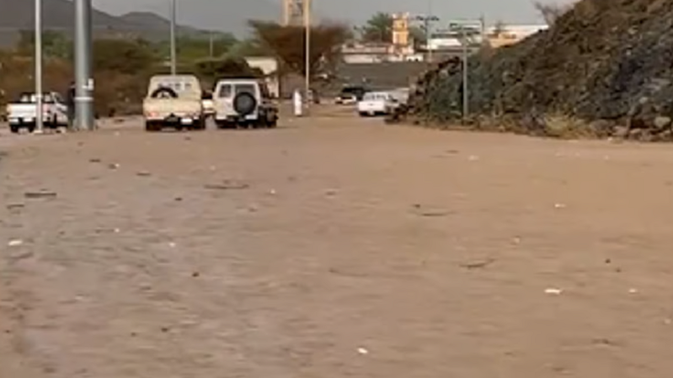 صورة من اخل الفيديو توضح الفيضانات داخل محافظة العيص