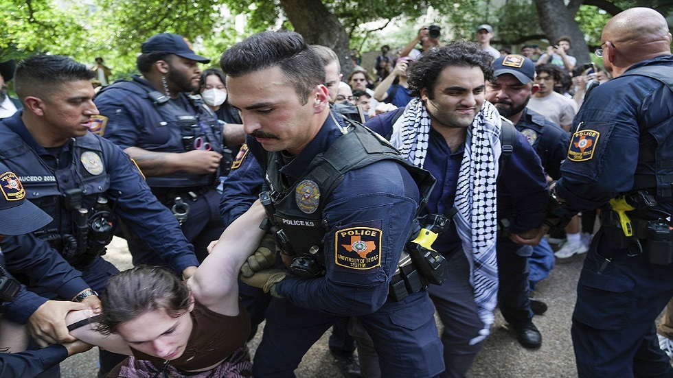 الشرطة الأمريكية تعتقل محتجين داعمين لفلسطين في جامعة بتكساس (فيديو)