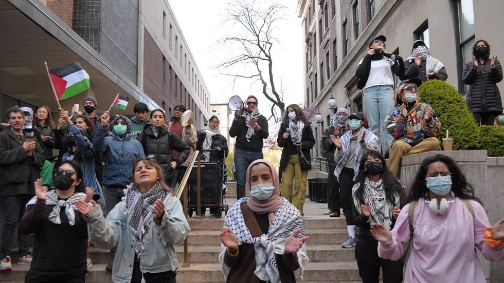 طلاب جامعة كولومبيا يشاركون في احتجاج ضد الحرب الإسرائيلية على غزة