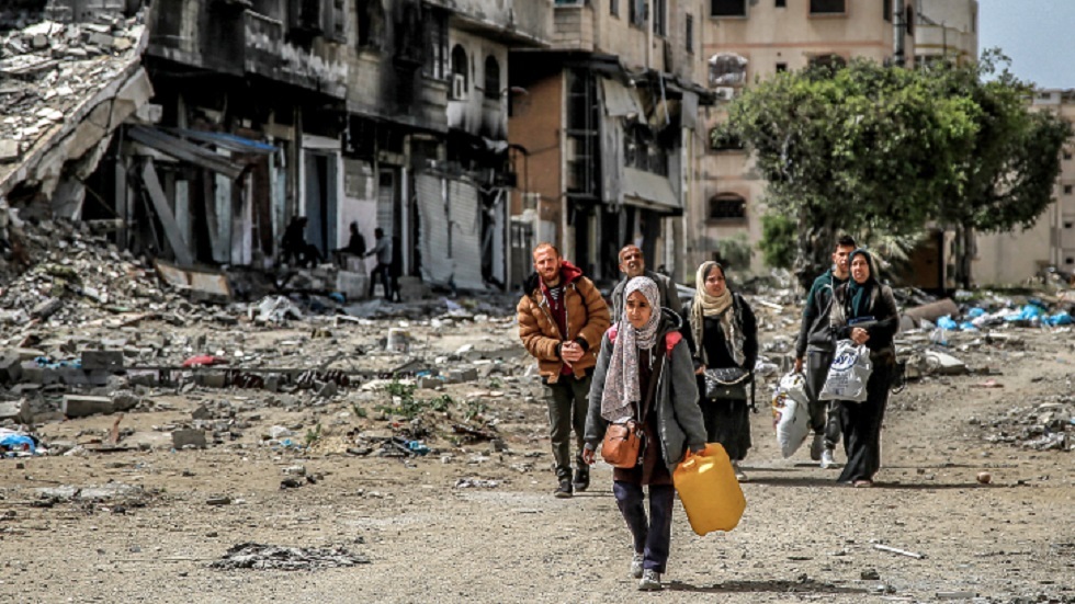 فلسطينيون يتركون منازلهم المدمرة في غزة ويبحثون عن مأوى آمن