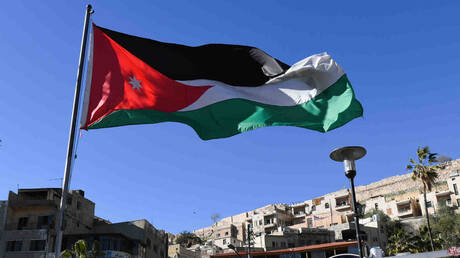 مقطع فيديو يظهر ردة فعل متظاهرين أردنيين على نبأ عملية الطعن شرقي أسدود (فيديو)