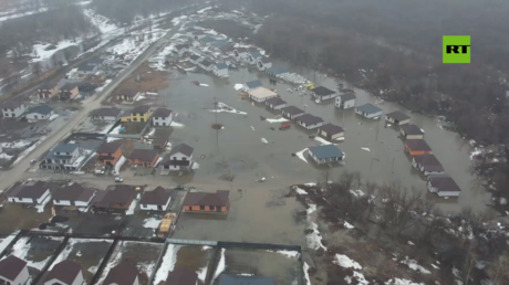 بالفيديو.. فيضانات عارمة في إقليم ألتاي الروسي جراء ذوبان الثلج والجليد