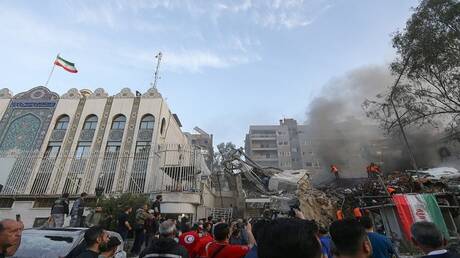 فرق انقاذ تتفقد موقع القنصلية الإيرانية في دمشق