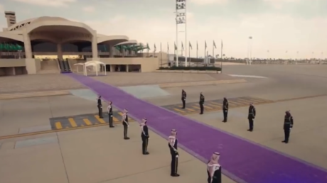 ما دلالة تغيير الدول الخليجية لون السجاد خلال الزيارات الدولية؟ (فيديو)