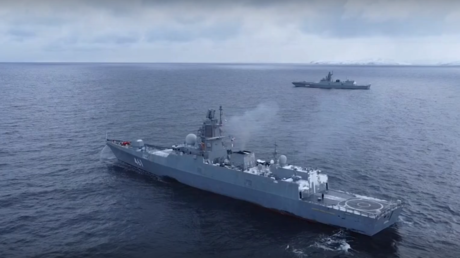 فرقاطات الأسطول الشمالي الروسي تتدرب على التعامل مع الأهداف الجوية والبحرية (فيديو)