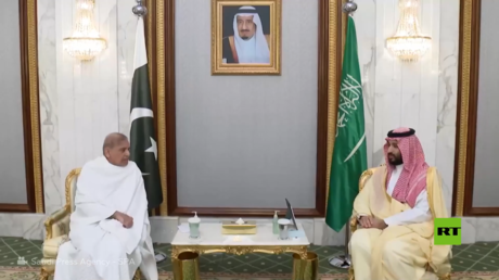 ولي العهد السعودي يلتقي رئيس الوزراء الباكستاني في مكة المكرمة