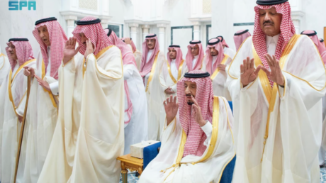 السعودية.. الملك وولي العهد يؤديان صلاة عيد الفطر