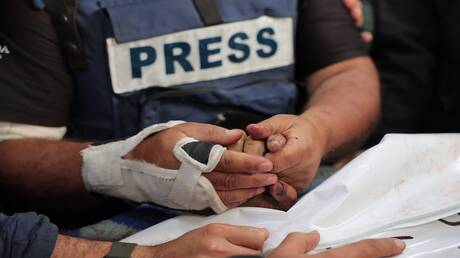 حكومة غزة تدين استهداف الصحفيين وتطالب العالم بوقف الحرب الإجرامية