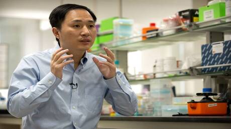 باحث صيني عوقب لتجاربه الجينية على الأطفال يفتتح 3 مختبرات جديدة