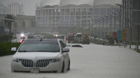 دبي -المركبات بالكاد تتحرك في الشوارع التي غمرتها المياه بسبب الأمطار الغزيرة