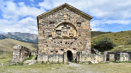 العثور على نقوش حجرية بارزة في كنيسة قديمة بجبال إنغوشيا