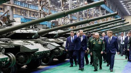 شويغو يتفقد مصنعا لإنتاج الدبابات وقاذفات اللهب الثقيلة (فيديو)