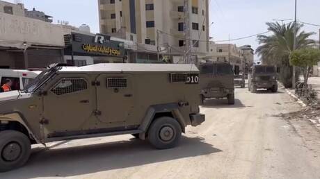 شاهد لحظة إلقاء عناصر من الجيش الإسرائيلي لمعتقل جريح من داخل آلية عسكرية في الضفة الغربية