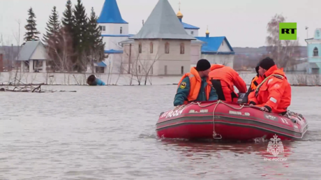 بالفيديو.. فيضانات تغمر كنيسة الروح القدس في كورغان الروسية