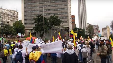 كولومبيا.. عشرات الآلاف يحتجون على الأجندة الإصلاحية للرئيس اليساري (فيديو)