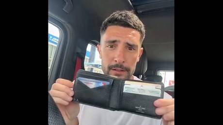 "لا يحدث إلا في السعودية".. لاعب كرة قدم أجنبي يعلق على محفظته "الضائعة".. فيديو
