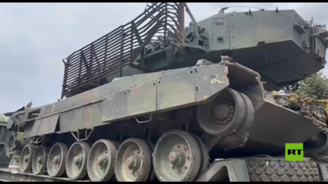 الدفاع الروسية تنشر مشاهد لنقل دبابة ليوبارد المغتنمة لإصلاحها