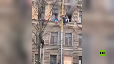 شاهد.. بواب ينقذ سيدات علقن في مبنى محترق في سان بطرسبرغ