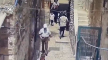 شاهد لحظة طعن سائح تركي شرطي إسرائيلي في القدس
