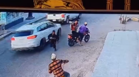 العراق.. مقطع فيديو يوثق لحظة سطو مسلح على دراجة نارية في البصرة ويثير غضبا عارما (فيديو)