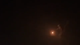 بالفيديو.. سقوط كثيف للصواريخ الإيرانية على القاعدة الجوية الإسرائيلية في النقب