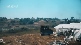 كتائب القسام تعرض مشاهد من استهدافها جرافة عسكرية إسرائيلية شرق دير البلح وسط قطاع غزة