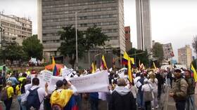 كولومبيا.. عشرات الآلاف يحتجون على الأجندة الإصلاحية للرئيس اليساري (فيديو)