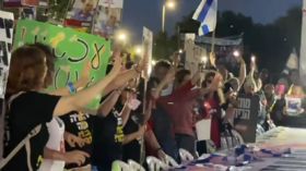 تظاهرات لعائلات الأسرى الإسرائيليين أمام منزل نتنياهو الخاص في قيسارية (فيديوهات)