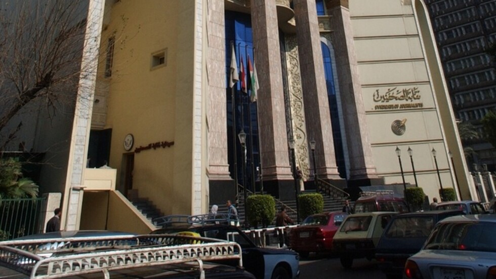 مصر.. منع "بلوغر" شهير من دخول نقابة الصحفيين بسبب أطباق كشري (فيديو)