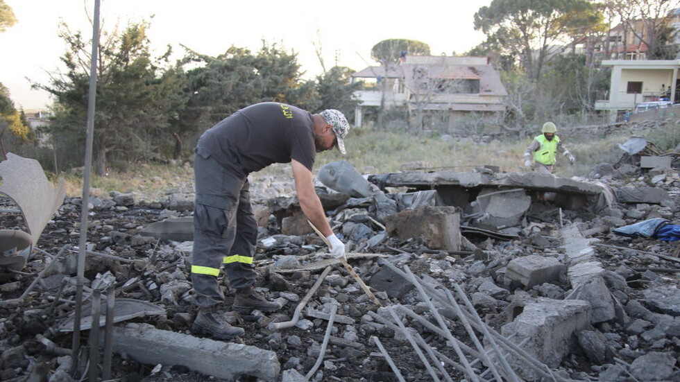الجيش الإسرائيلي ينفذ غارات ليلية ويلقي قنابل على قرى جنوب لبنان