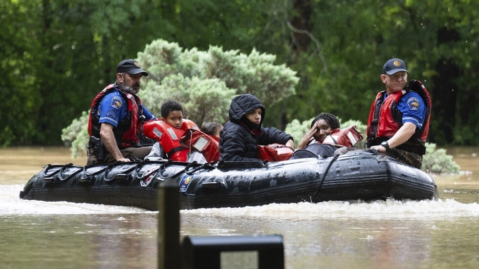 أمطار غزيرة تتسبب في فيضانات وسيول جنوب شرقي تكساس الأمريكية (فيديو)