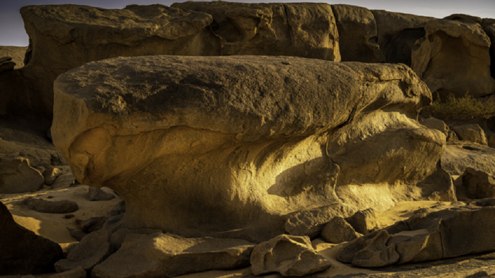 "في ظاهرة غريبة".. سعودي يرصد صخرة باردة بالصيف (فيديو)