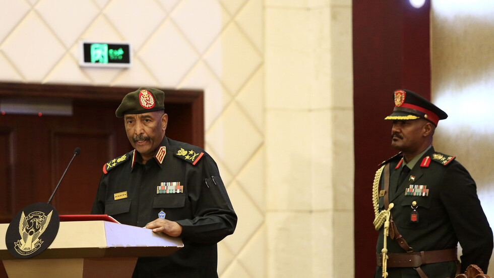 البرهان يشارك في مراسم دفن نجله في تركيا (فيديو)