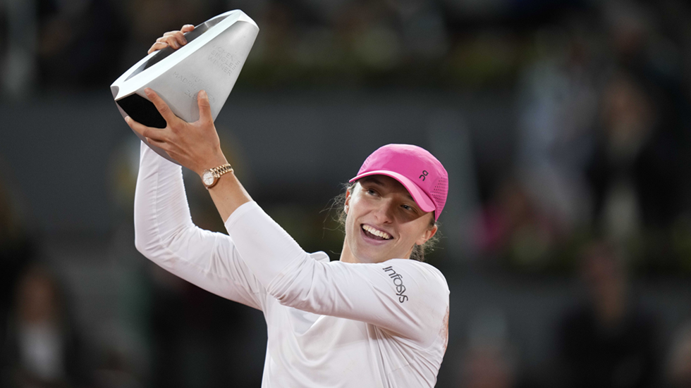 دورة مدريد.. شفيونتيك تنقذ ثلاث كرات وتثأر من سابالينكا لتتوج باللقب