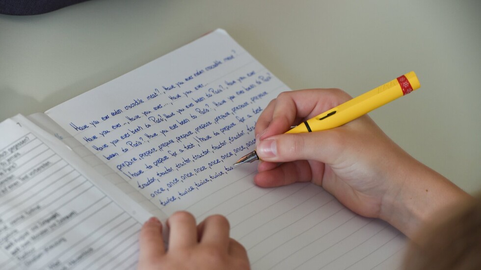 دون معلم.. طفل مصري معجزة يتحدث الإنكليزية بطلاقة ويجيد استخدام تكنولوجيا يعجز عنها الكبار