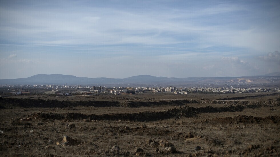 قناة "14" العبرية: إطلاق عدد من الصواريخ من سوريا باتجاه جنوب الجولان