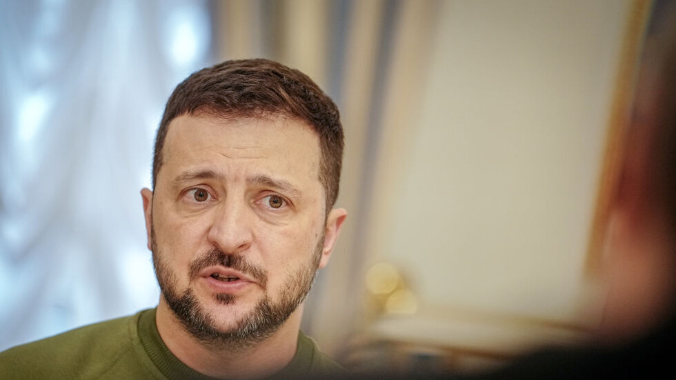 زيلينسكي يستنجد ويطالب الغرب بتسريع عمليات إرسال الأسلحة لأوكرانيا