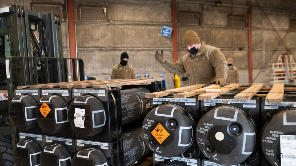 رويترز عن مسؤول أمريكي: واشنطن علقت إرسال شحنة قنابل لإسرائيل بسبب