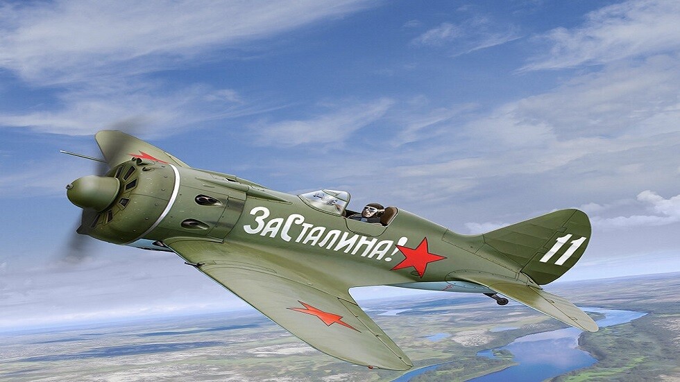 مقاتلة سوفيتية "خشبية" من زمن الحرب الوطنية العظمى تحلق في عرض عسكري بغرب سيبيريا