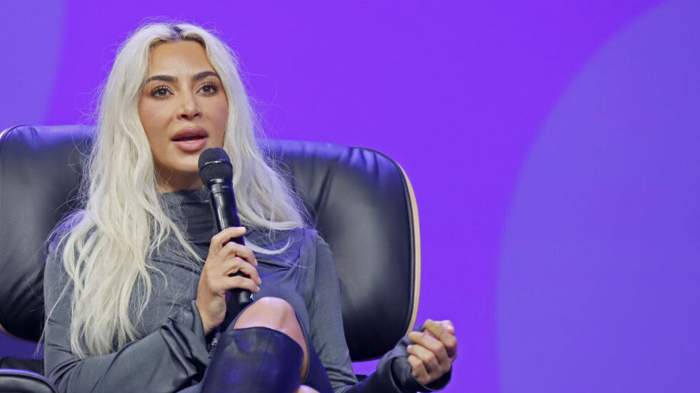 كيم كارداشيان لمتظاهر مؤيد لفلسطين: "حرروا الجميع!" (فيديو)