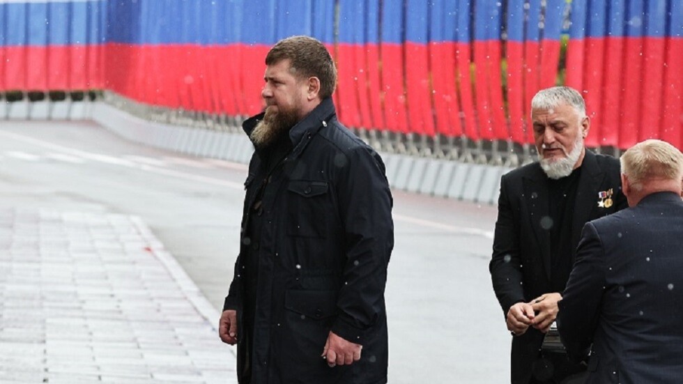 قديروف يجر سيارة 